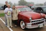 3 people with 1950 Ford & 奖斑块
